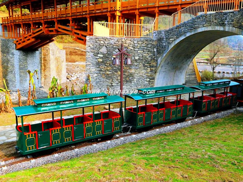 轨道观光小火车：景区、公园游乐场必备的畅游利器